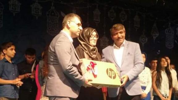 Sultanbeyli Belediyesi okullarımızda birinci olan ortaokul ve lise öğrencilerine bilgisayar hediye etti.