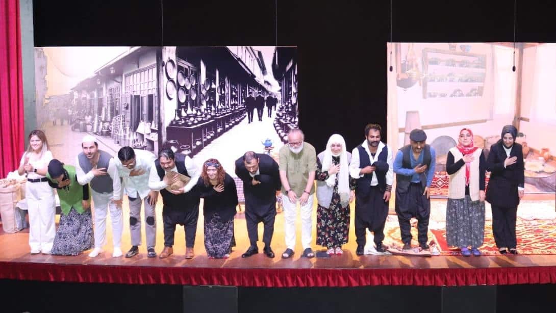  İlçe Millî Eğitim Müdürlüğümüz Bünyesinde Kurulan Öğretmen Tiyatro Sahnesinden Muhteşem Gösterim