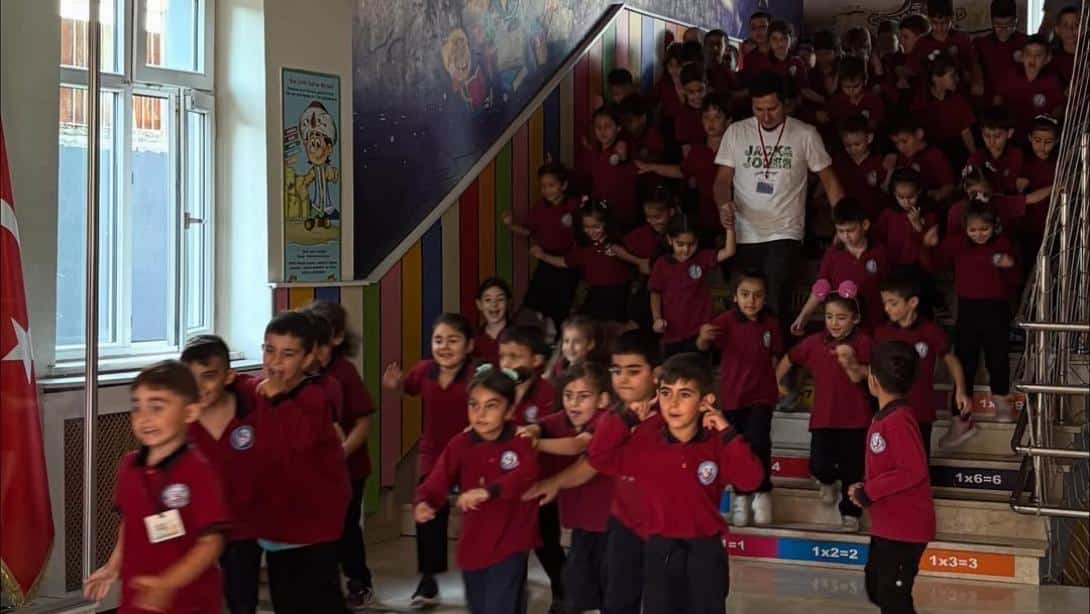 Okullarımızda Deprem Anı, Çök-Kapan-Tutun ve Tahliye Tatbikatları Yapıldı